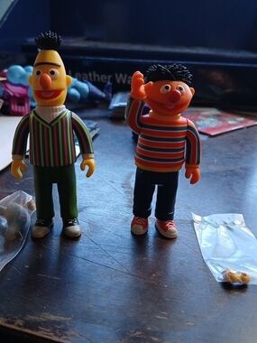 Super7 Sesame Street Bert And Ernie 3.75 Inch ReAction Figure Pair Blind Box Set